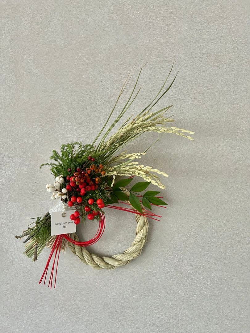 Happy new year 2025 紅白の木の実と五葉松のお正月飾り