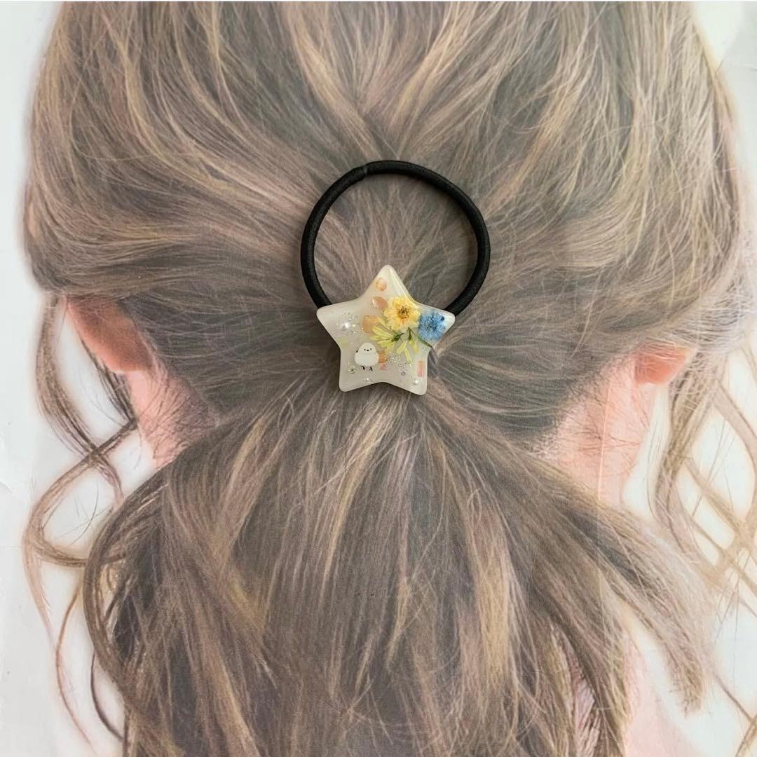 【3525】シマエナガ ほんのりクリーム色 星型 ヘアゴム イエロー＆ブルーの花