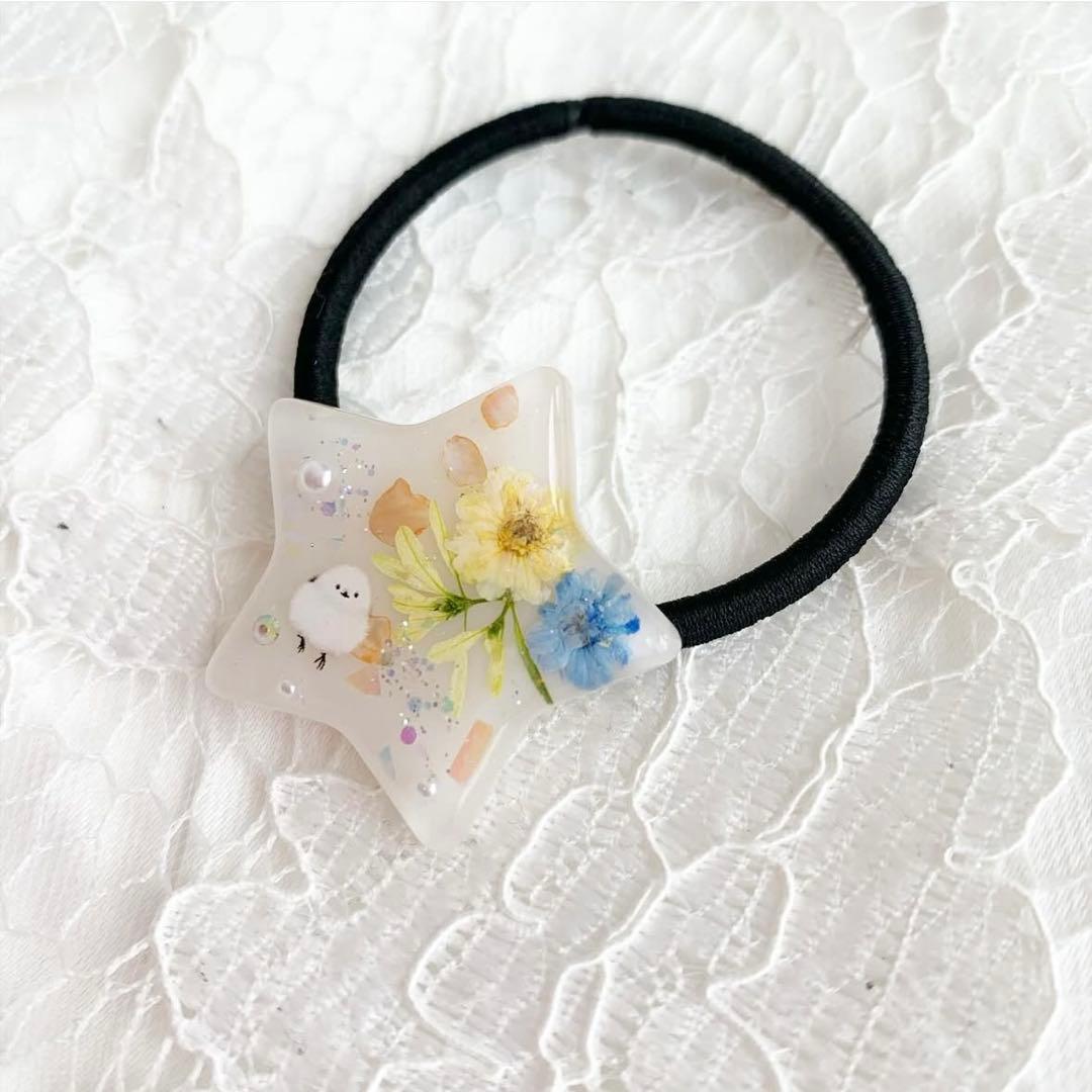 【3525】シマエナガ ほんのりクリーム色 星型 ヘアゴム イエロー＆ブルーの花