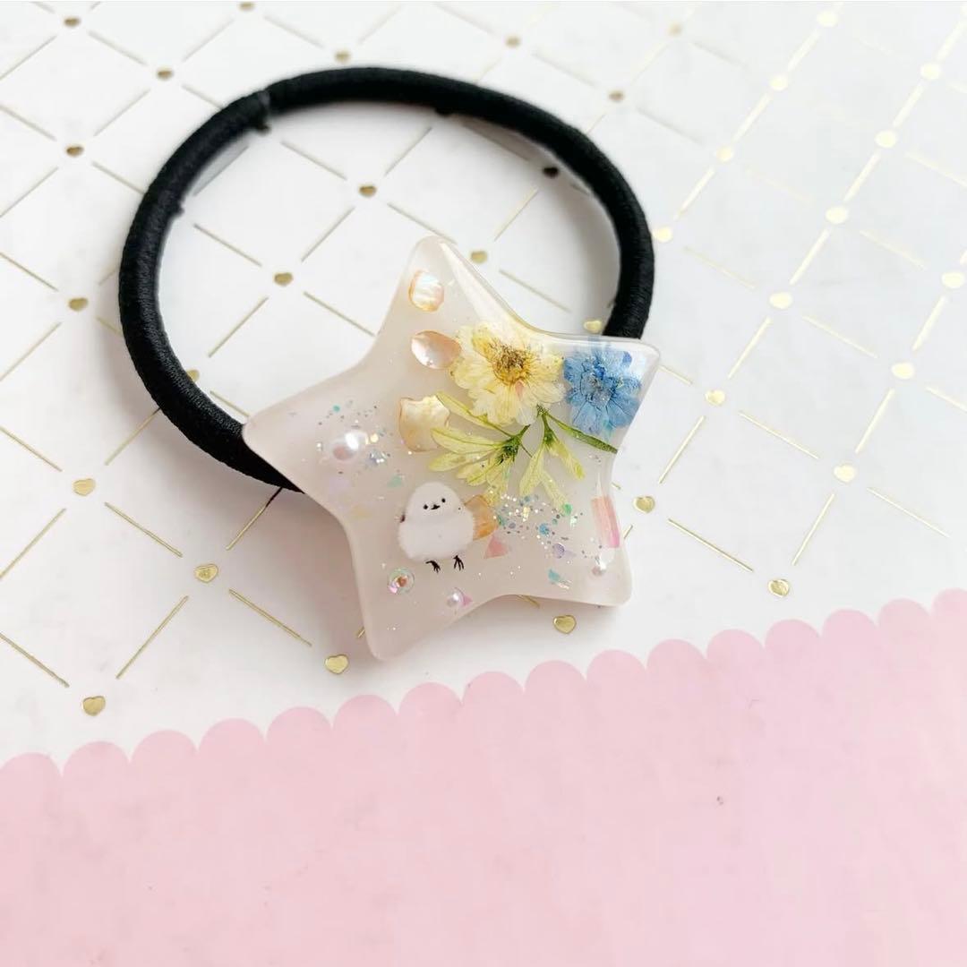 【3525】シマエナガ ほんのりクリーム色 星型 ヘアゴム イエロー＆ブルーの花