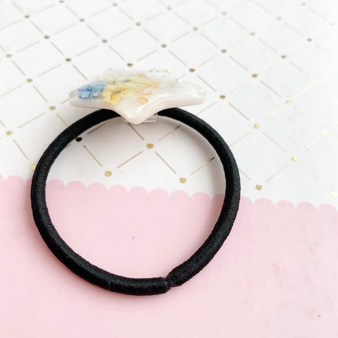 【3525】シマエナガ ほんのりクリーム色 星型 ヘアゴム イエロー＆ブルーの花