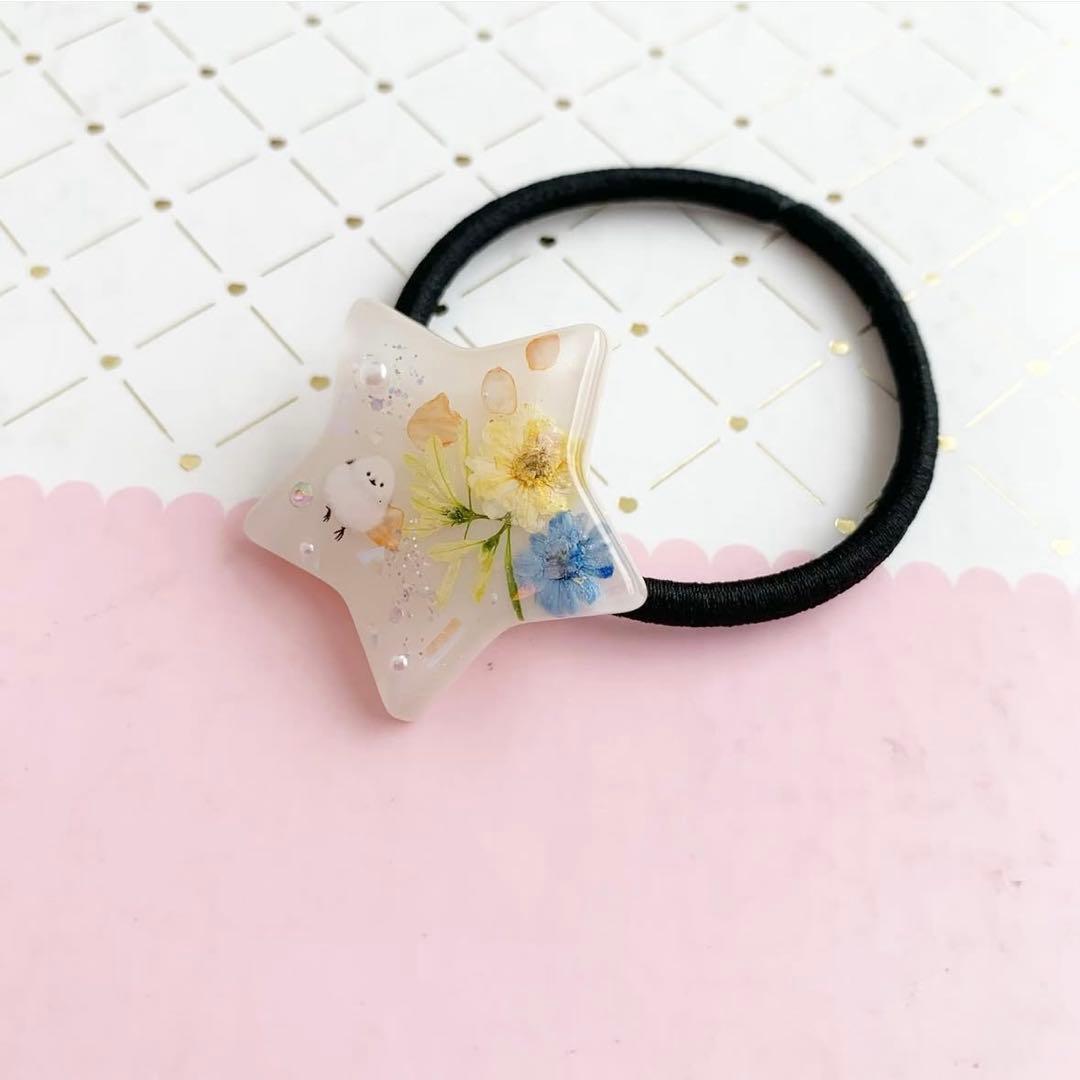 【3525】シマエナガ ほんのりクリーム色 星型 ヘアゴム イエロー＆ブルーの花