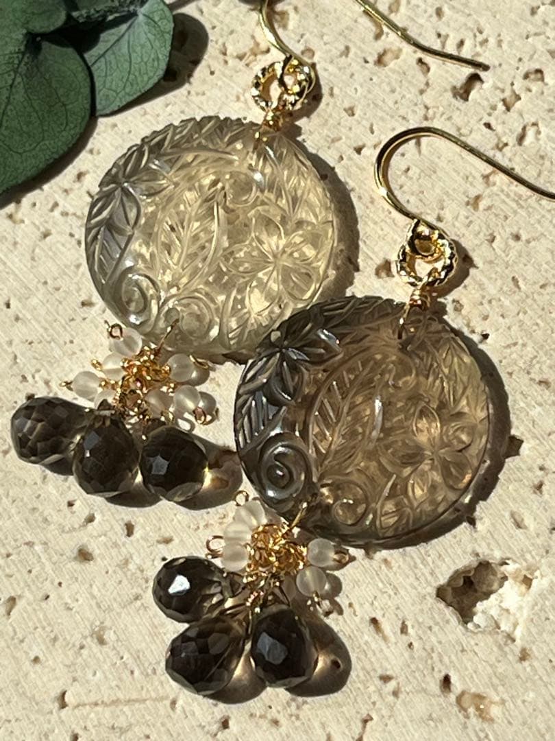 ＊14kgf スモーキークォーツ プルメリアリーフカービング ピアス