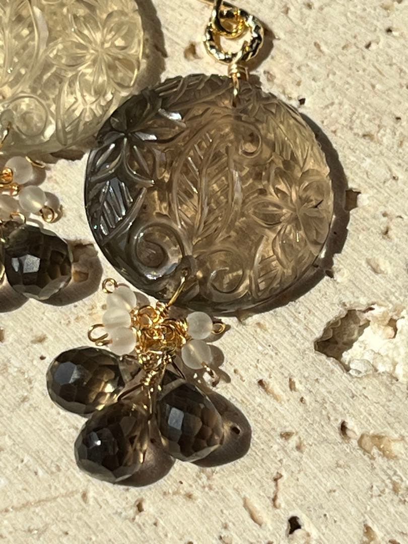 ＊14kgf スモーキークォーツ プルメリアリーフカービング ピアス