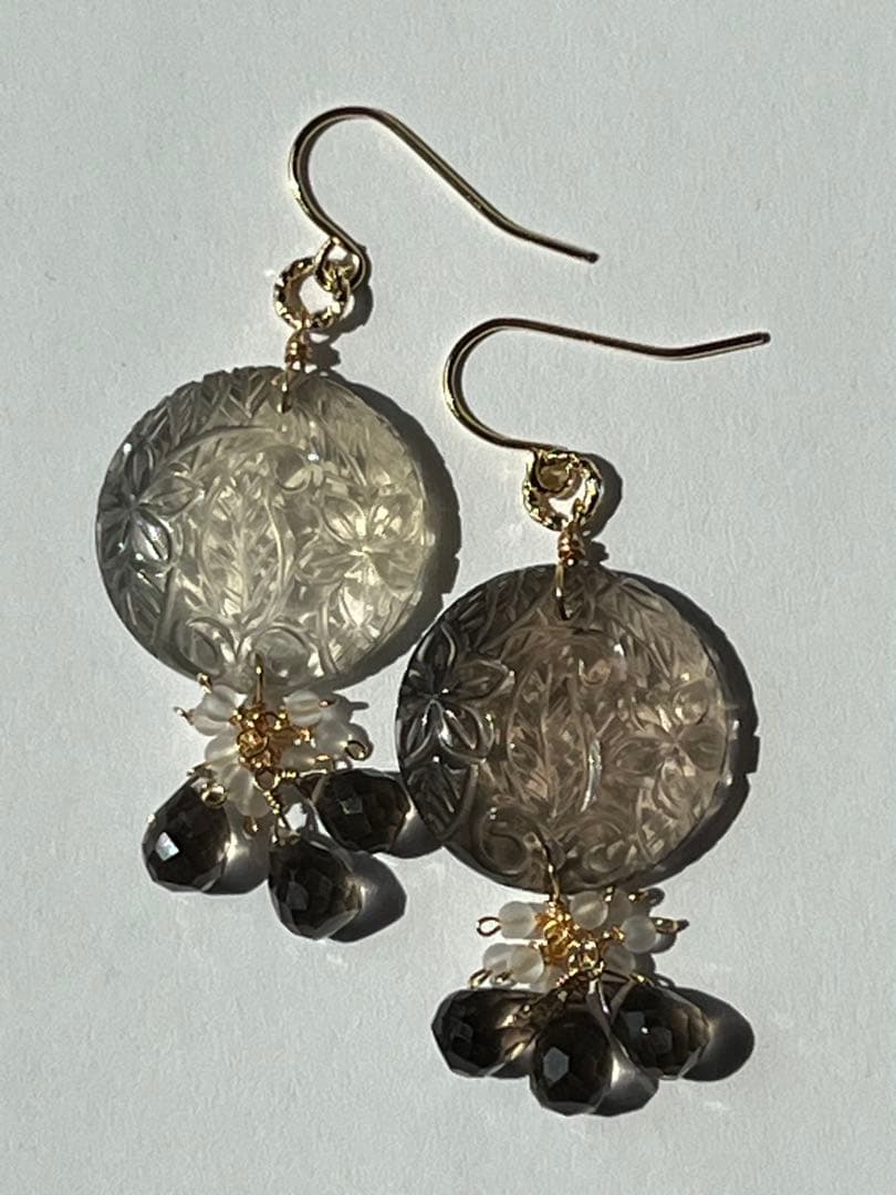 ＊14kgf スモーキークォーツ プルメリアリーフカービング ピアス