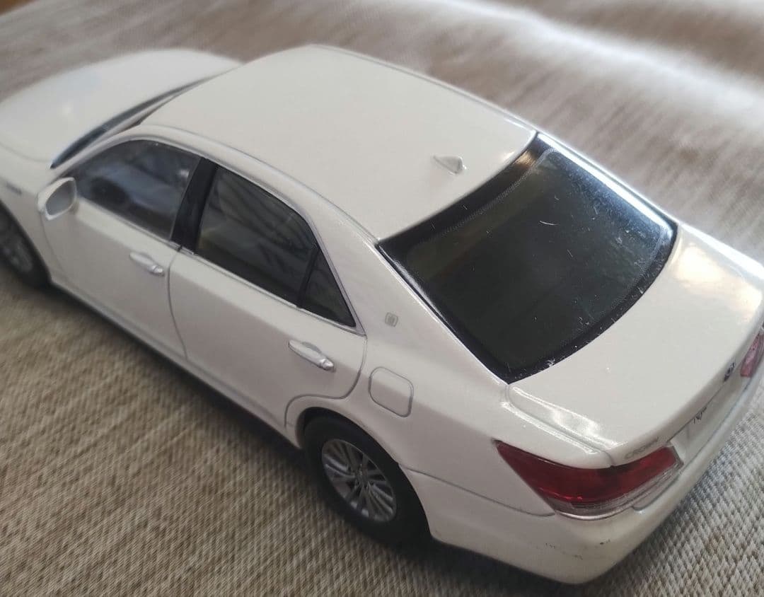 TOYOTAクラウン　ホワイト セダン ミニカー