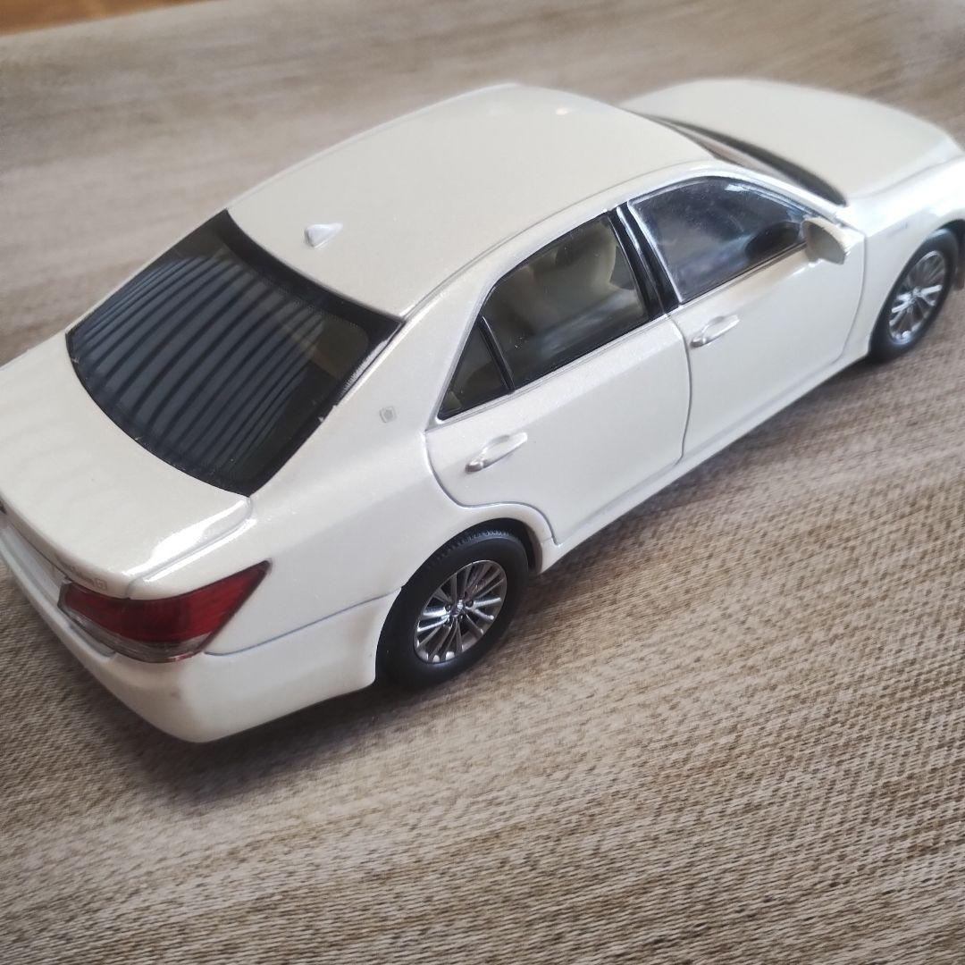 TOYOTAクラウン　ホワイト セダン ミニカー