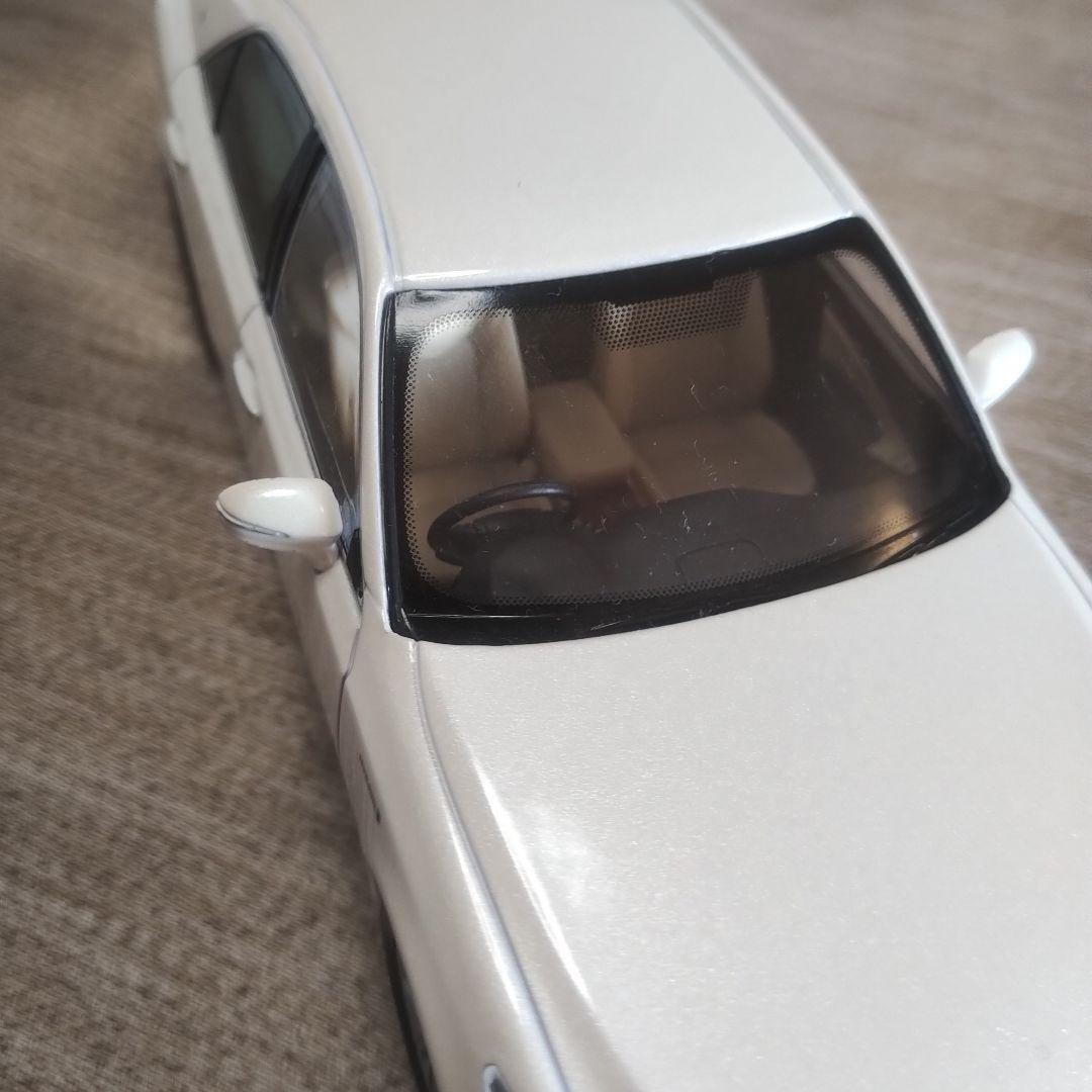 TOYOTAクラウン　ホワイト セダン ミニカー