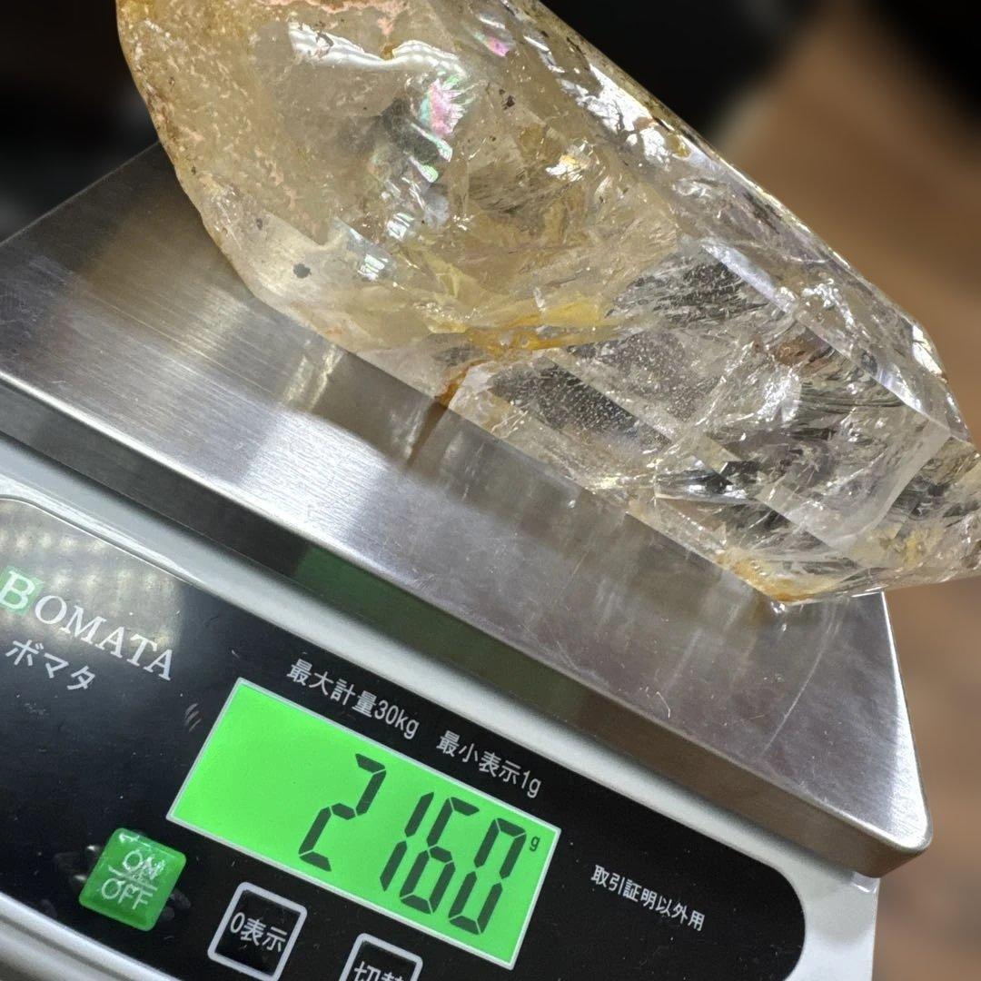 【極上品】水晶ポイント　ライモナイト共生　虹あり