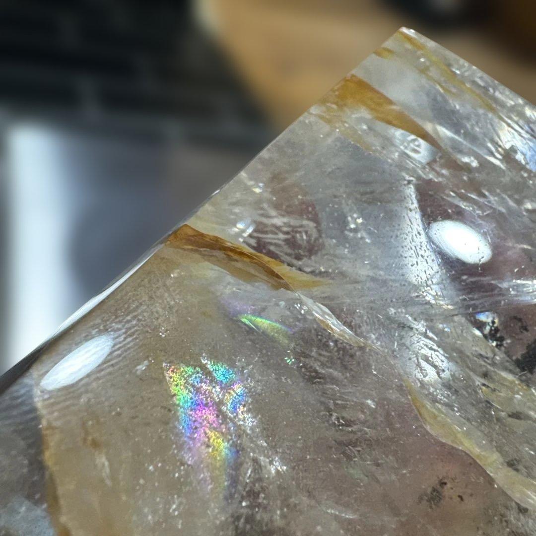 【極上品】水晶ポイント　ライモナイト共生　虹あり