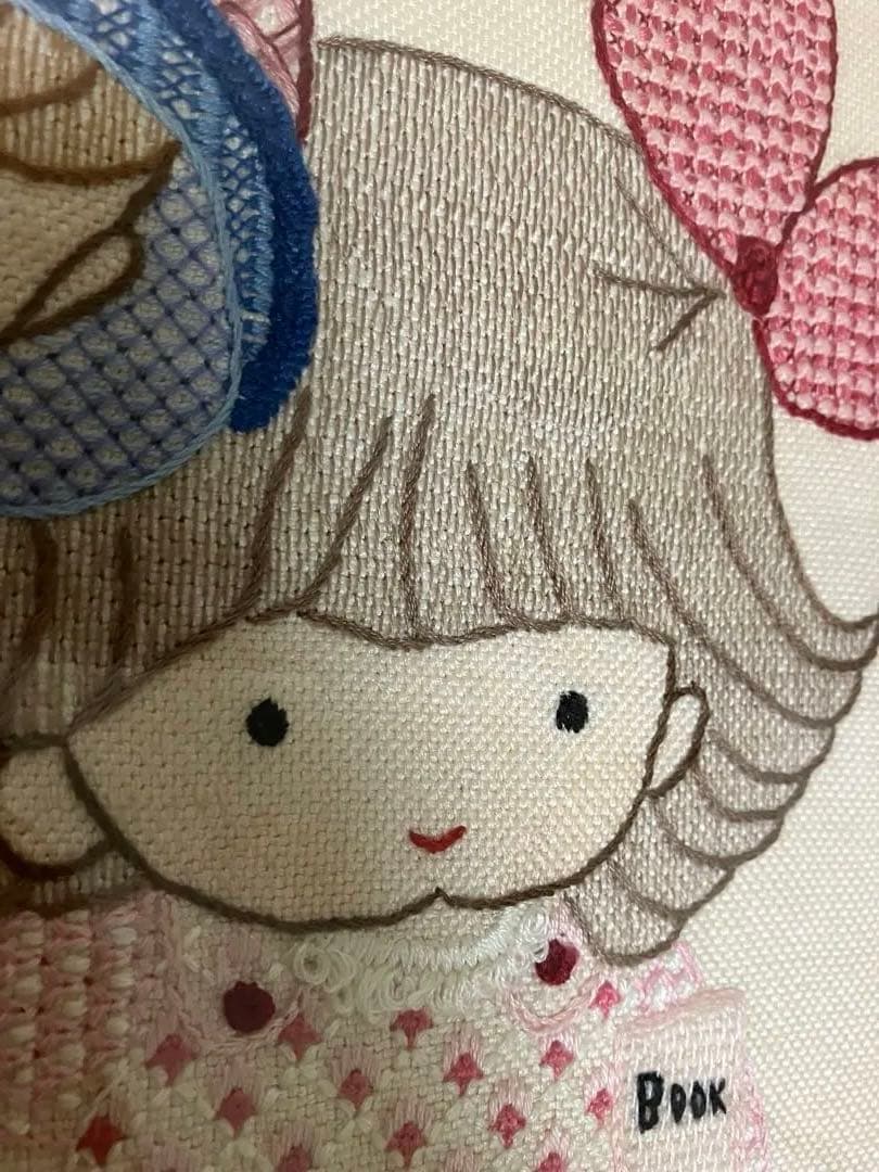戸塚刺繍　「男の子と女の子」　額入りタペストリー　【ハンドメイド作品】