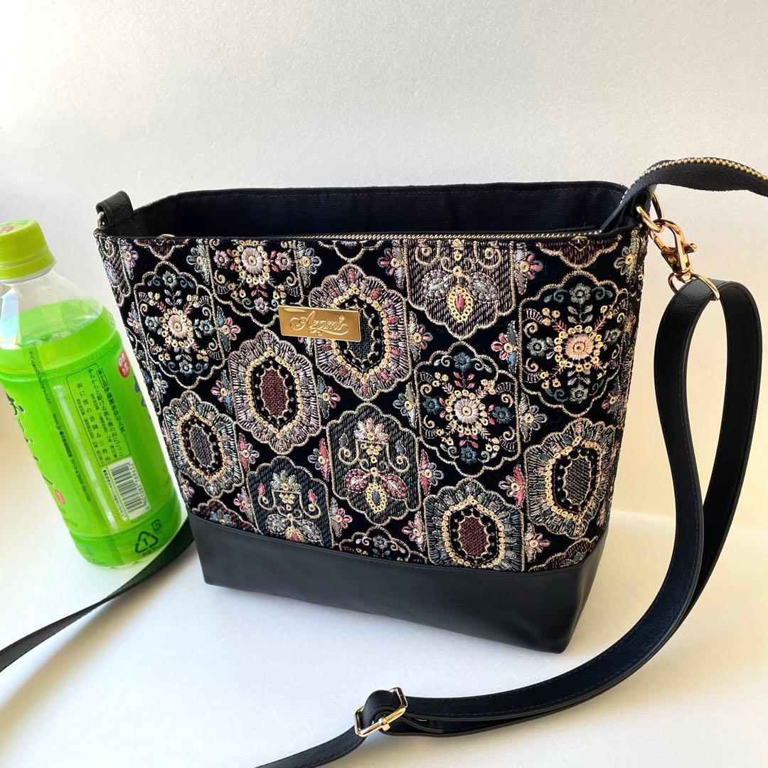 みと　インド刺繍ベルベット素材ブラックと合皮　横長ショルダーバッグ
