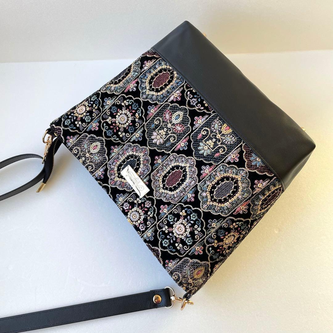 みと　インド刺繍ベルベット素材ブラックと合皮　横長ショルダーバッグ