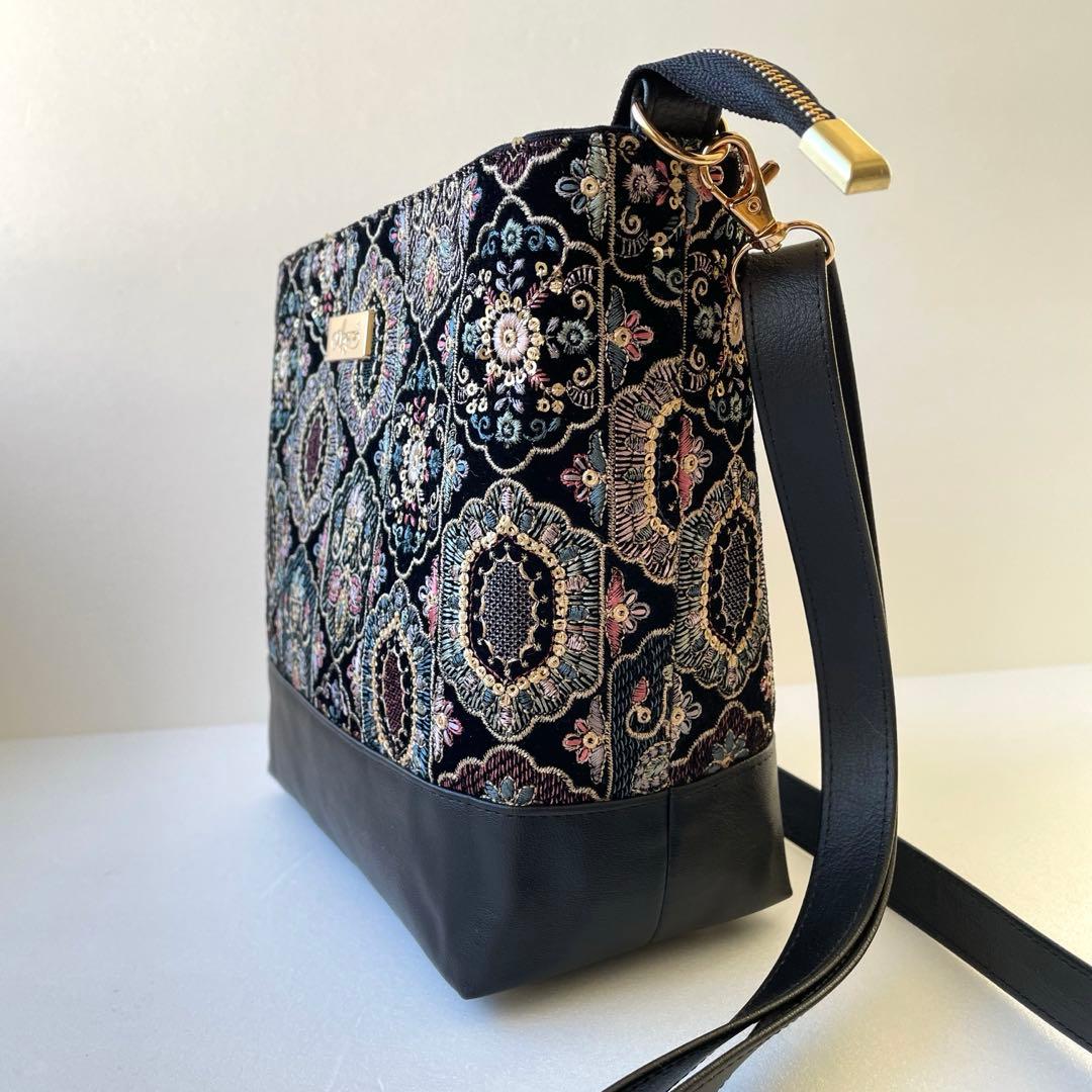 みと　インド刺繍ベルベット素材ブラックと合皮　横長ショルダーバッグ