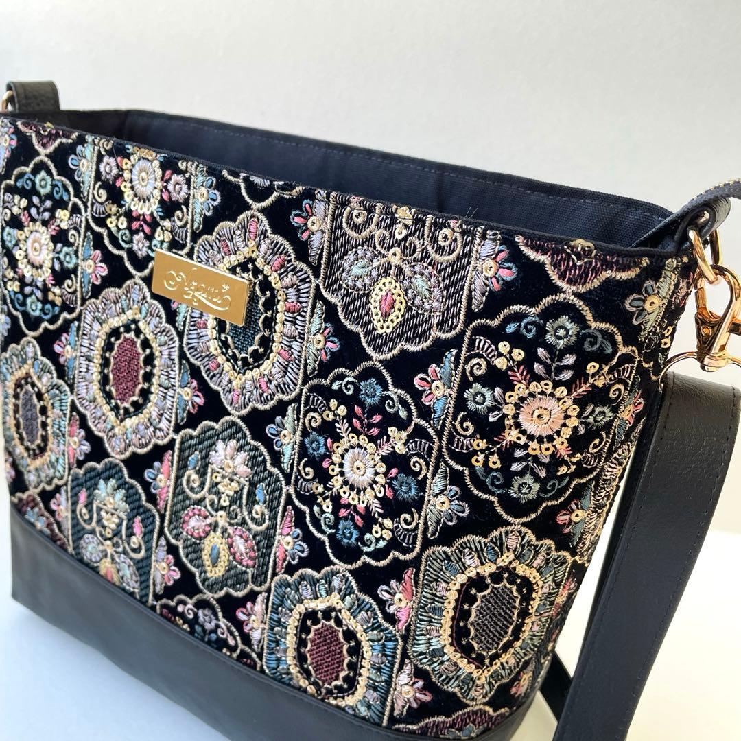 みと　インド刺繍ベルベット素材ブラックと合皮　横長ショルダーバッグ