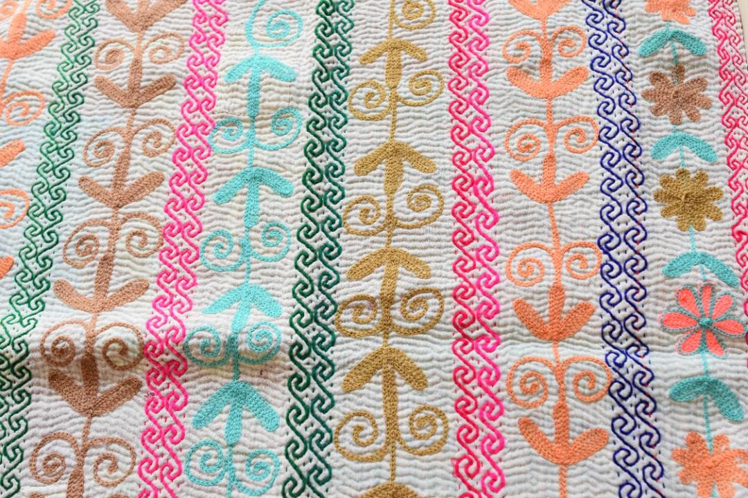 【SALE】明るい刺繍と陽だまりカラーのヴィンテージカンタキルト