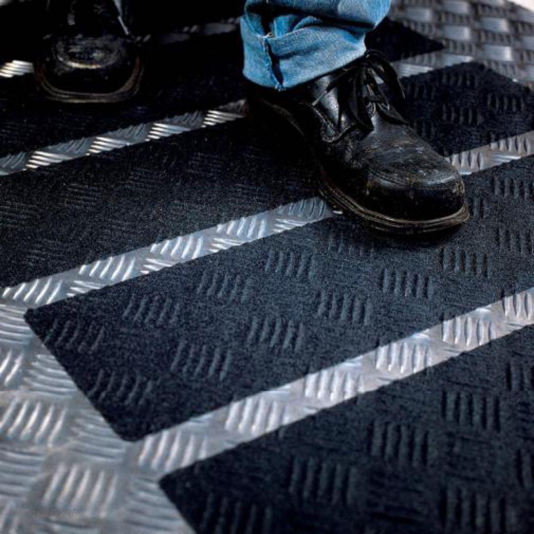 特価３Ｍスリーエム セーフティウォーク すべり止めテープＳＢ100mm×18m黒