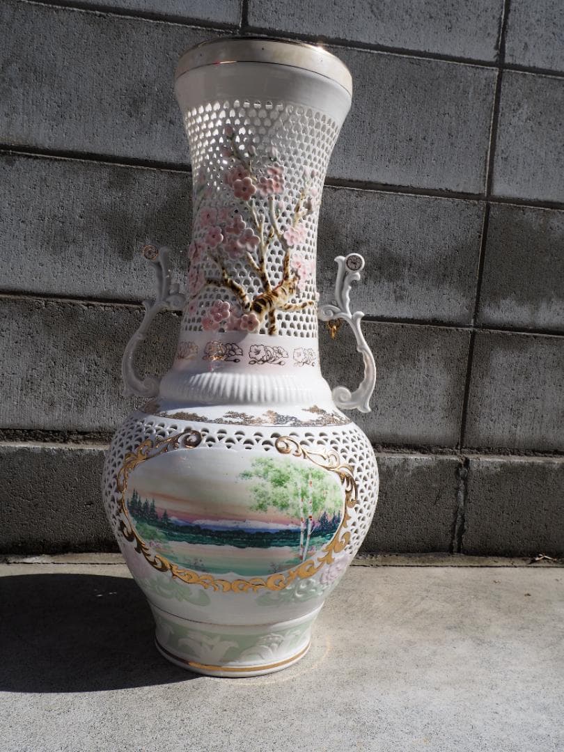 透かし彫り大型花瓶　白い　花柄　カケあり