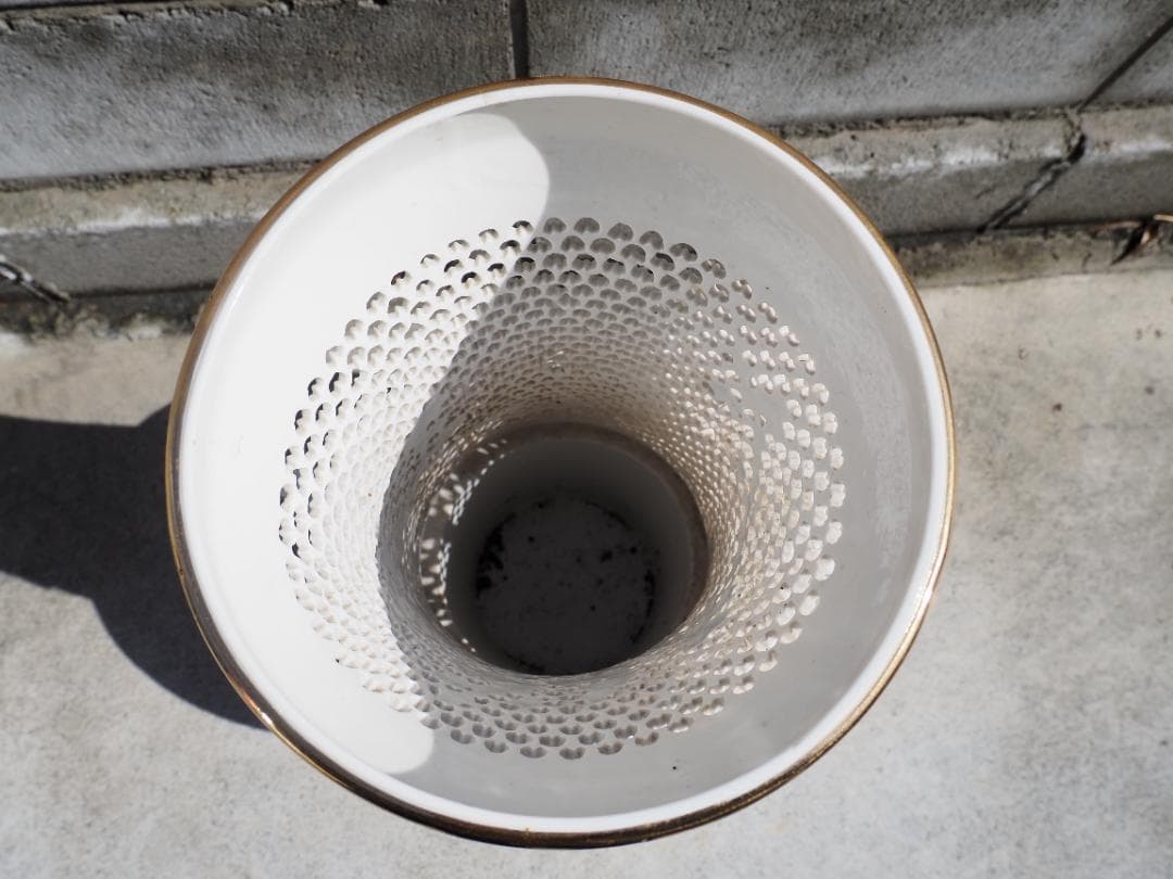 透かし彫り大型花瓶　白い　花柄　カケあり