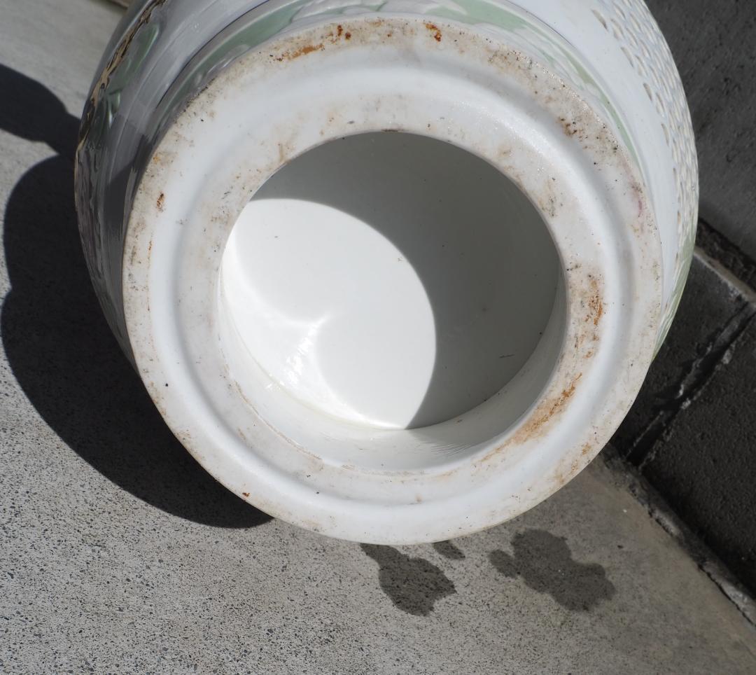 透かし彫り大型花瓶　白い　花柄　カケあり