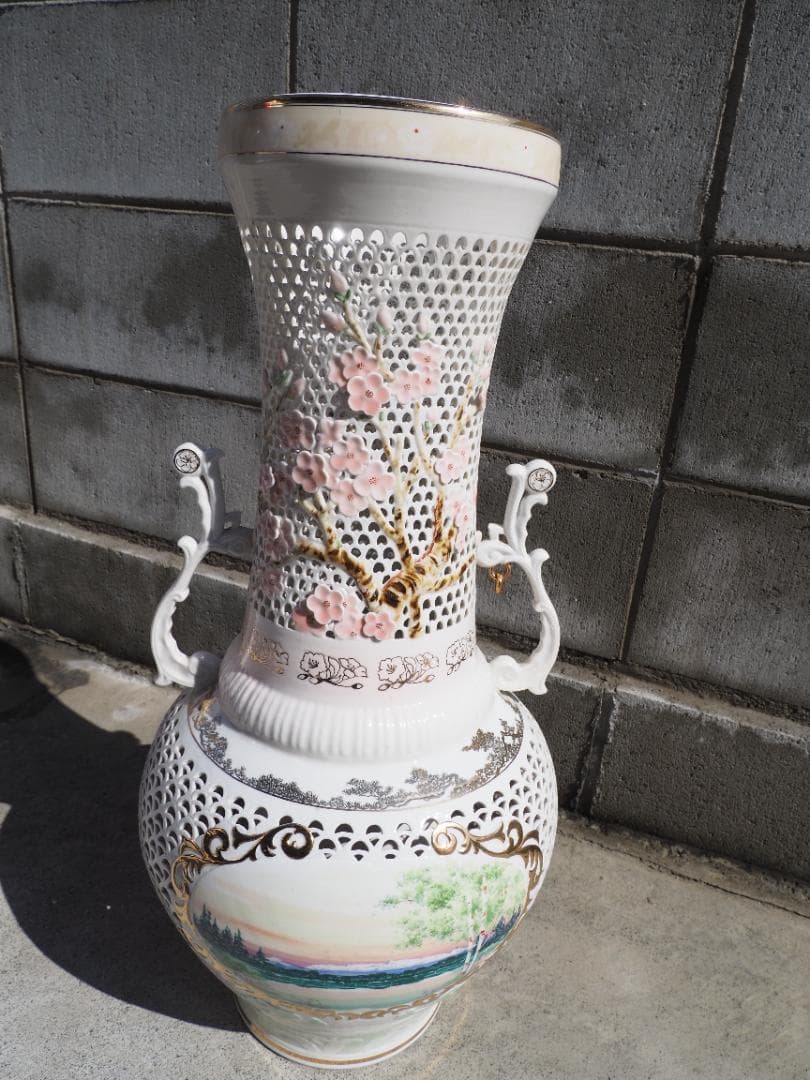 透かし彫り大型花瓶　白い　花柄　カケあり
