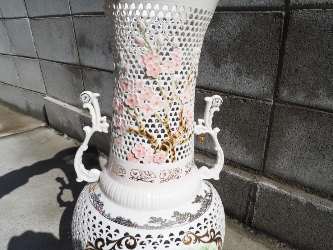 透かし彫り大型花瓶　白い　花柄　カケあり
