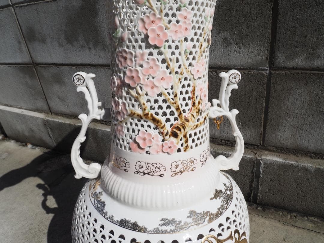 透かし彫り大型花瓶　白い　花柄　カケあり