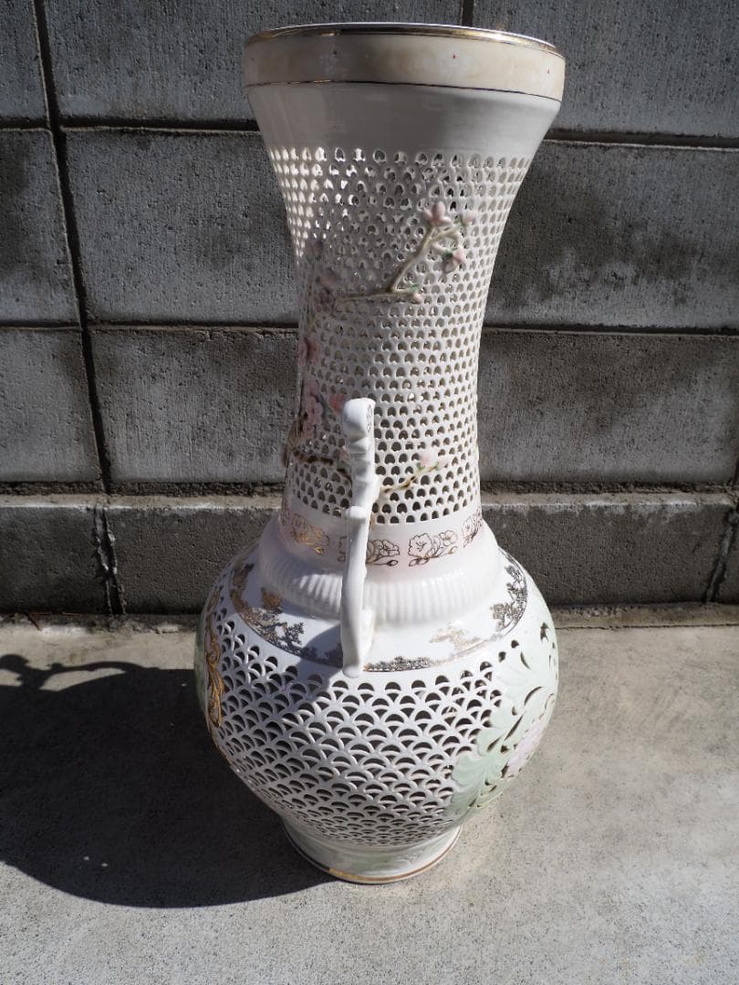透かし彫り大型花瓶　白い　花柄　カケあり