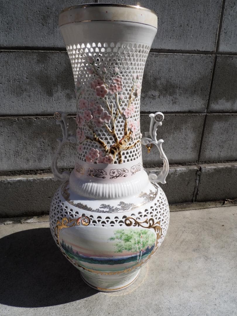 透かし彫り大型花瓶　白い　花柄　カケあり