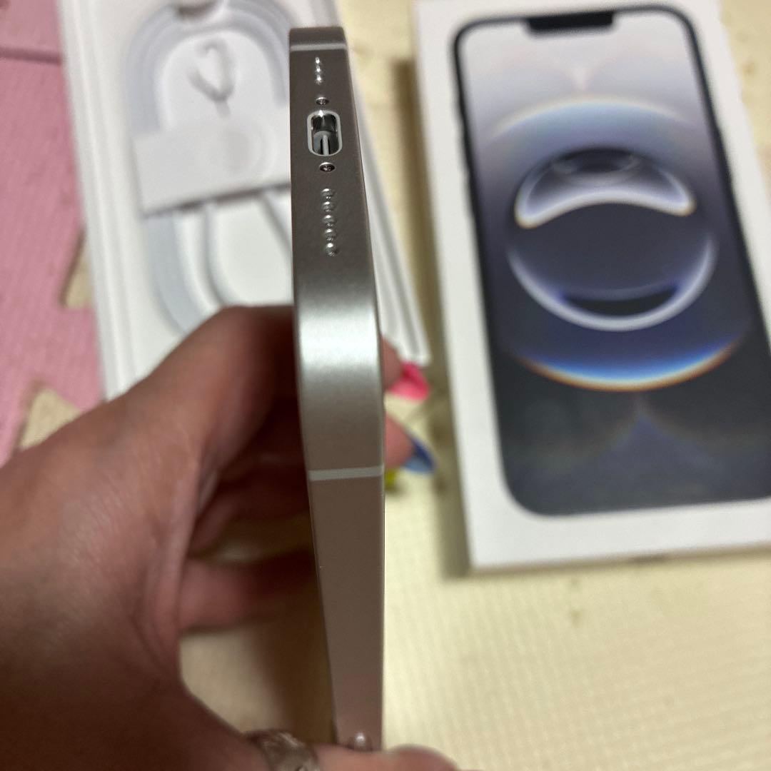 iPhone 16e ホワイト　128 SIMフリー　ホワイトのお箱