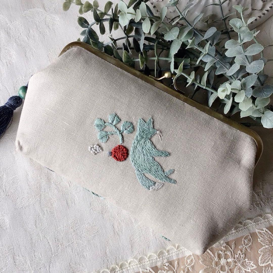 キツネノ小道のがま口ポーチ　手刺繍　ハンドメイド