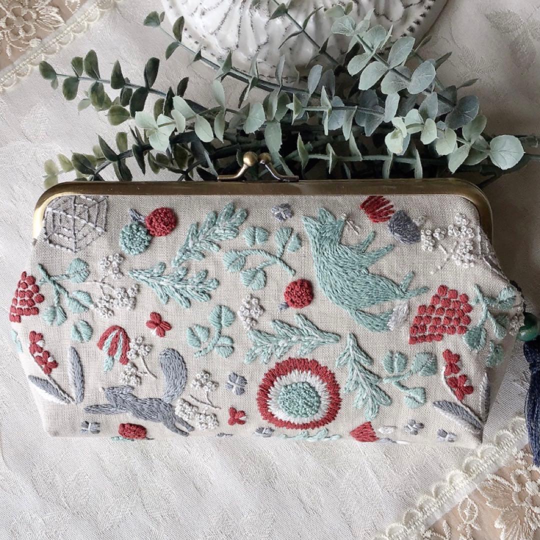キツネノ小道のがま口ポーチ　手刺繍　ハンドメイド