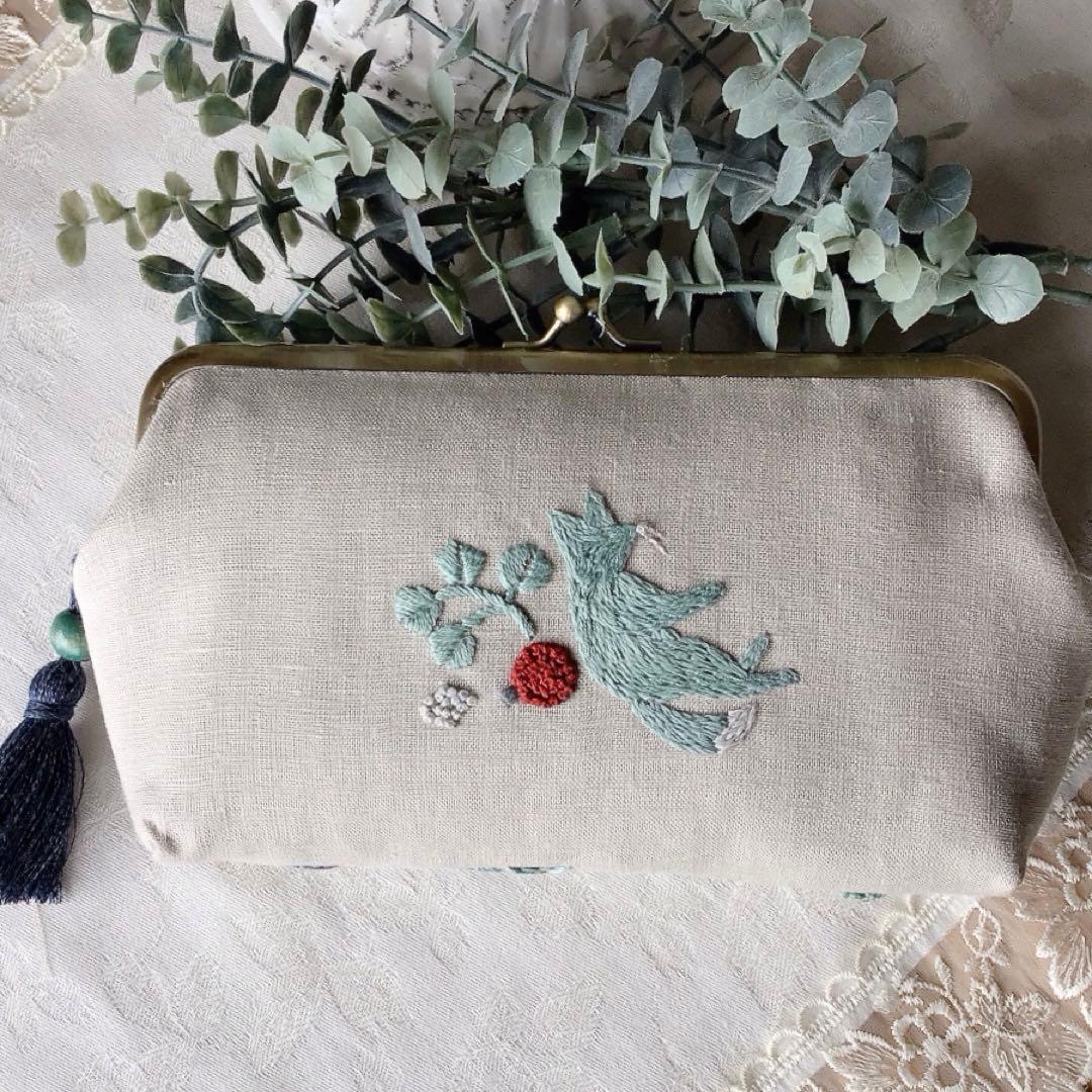キツネノ小道のがま口ポーチ　手刺繍　ハンドメイド