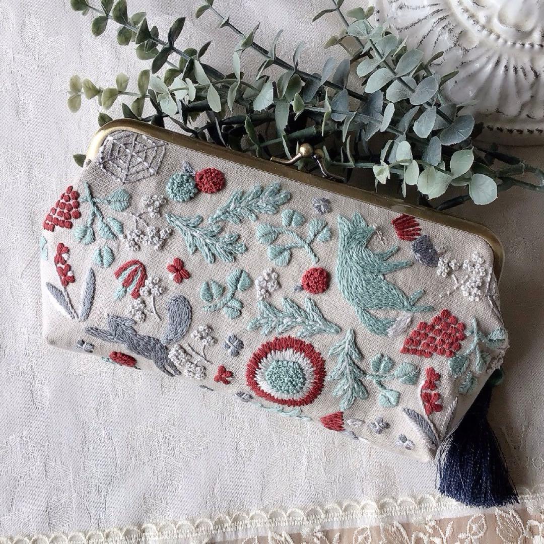 キツネノ小道のがま口ポーチ　手刺繍　ハンドメイド