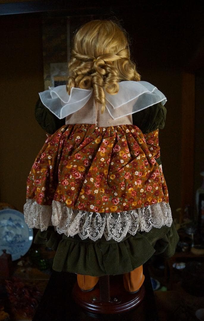 イギリス限定可愛らしいビスクドール女の子磁器人形by J.C.leonherdt