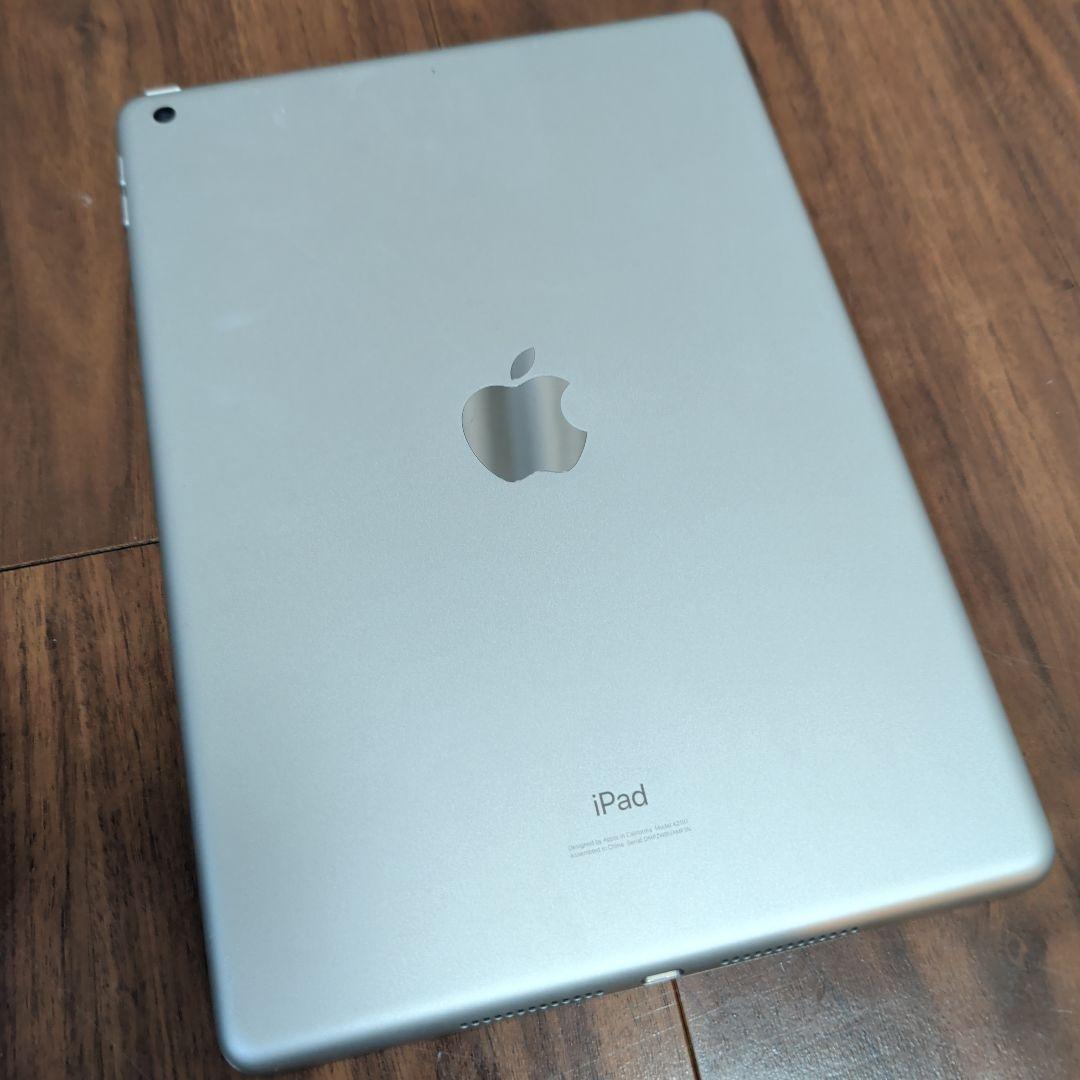 Apple iPad 第7世代 本体 シルバー WiFiモデル 美品充電器付き