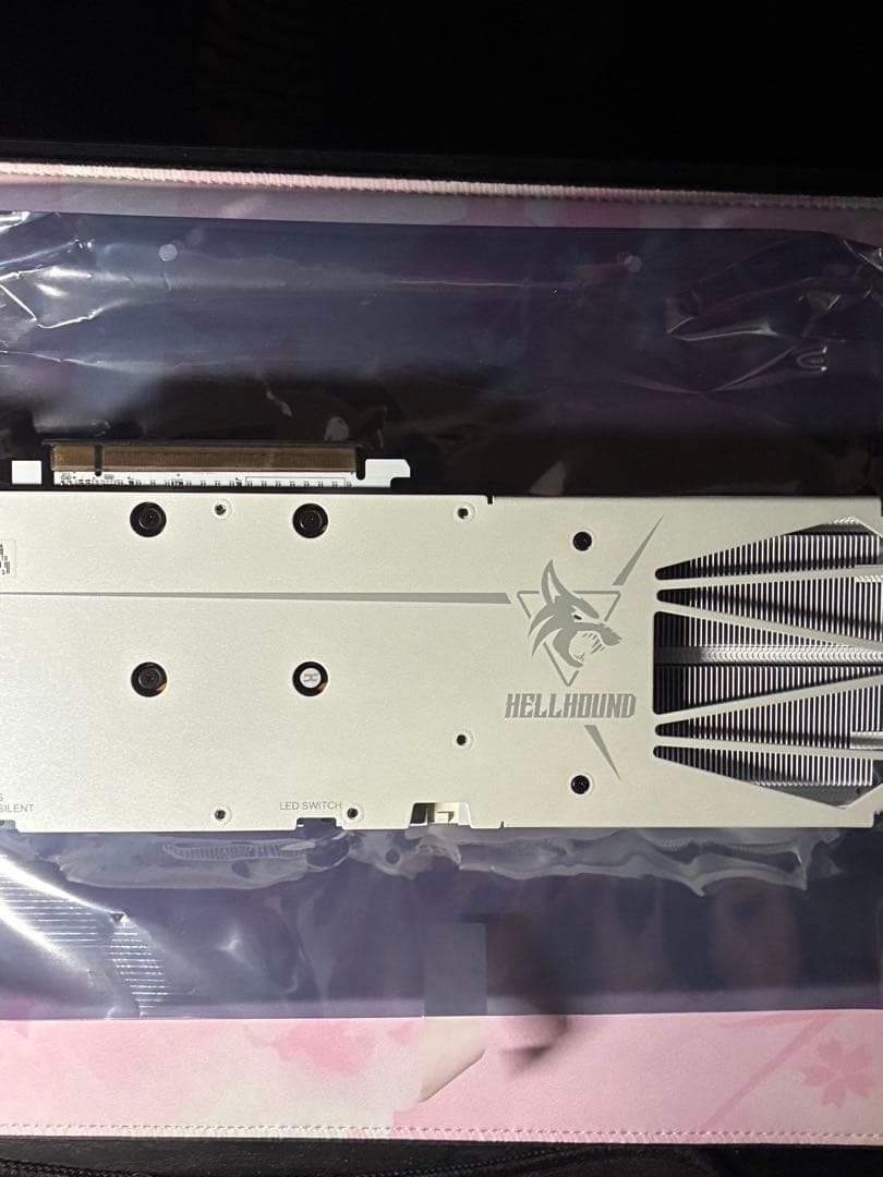 グラフィックボード・グラボ・ビデオカード RX9060XT 16GB PowerColor Hellhound White