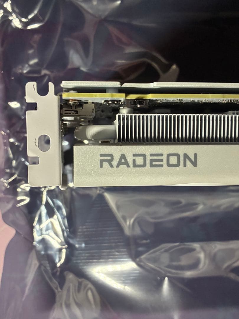 グラフィックボード・グラボ・ビデオカード RX9060XT 16GB PowerColor Hellhound White