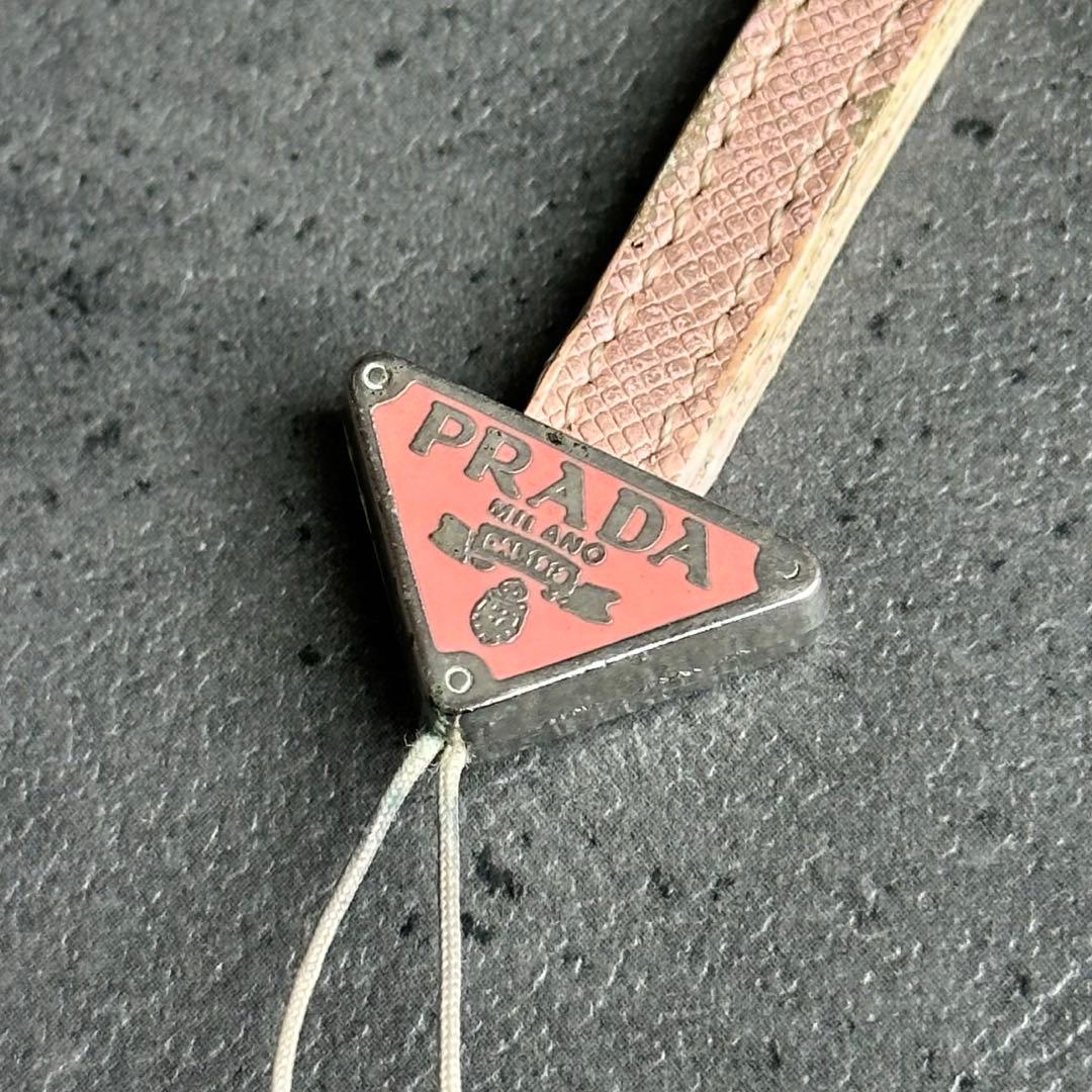 PRADA サフィアーノレザー　三角ロゴ スマホストラップ チャーム　ピンク