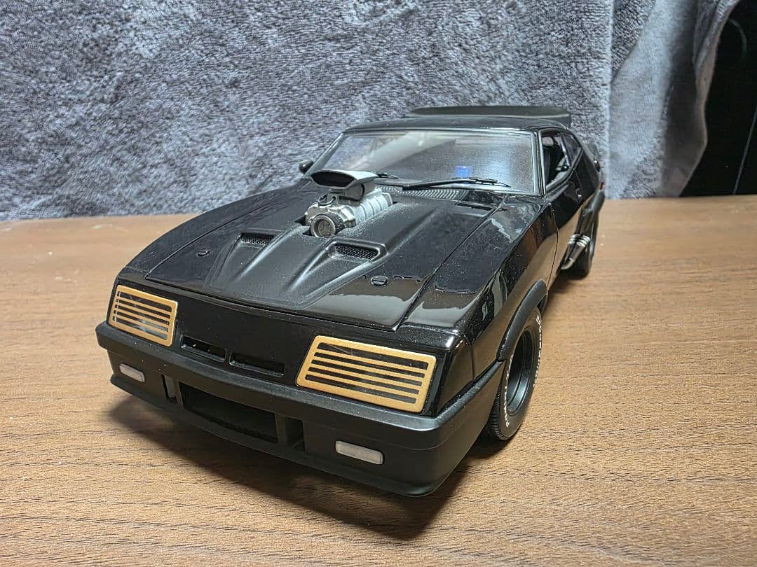 AUTOart製　1/18 フォード ファルコン XB インターセプター