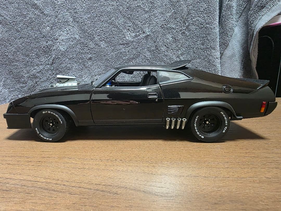 AUTOart製　1/18 フォード ファルコン XB インターセプター