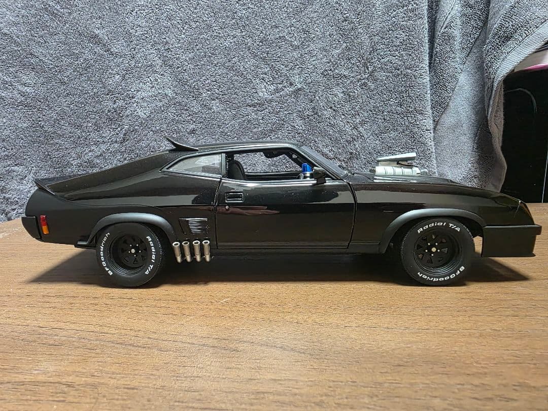 AUTOart製　1/18 フォード ファルコン XB インターセプター