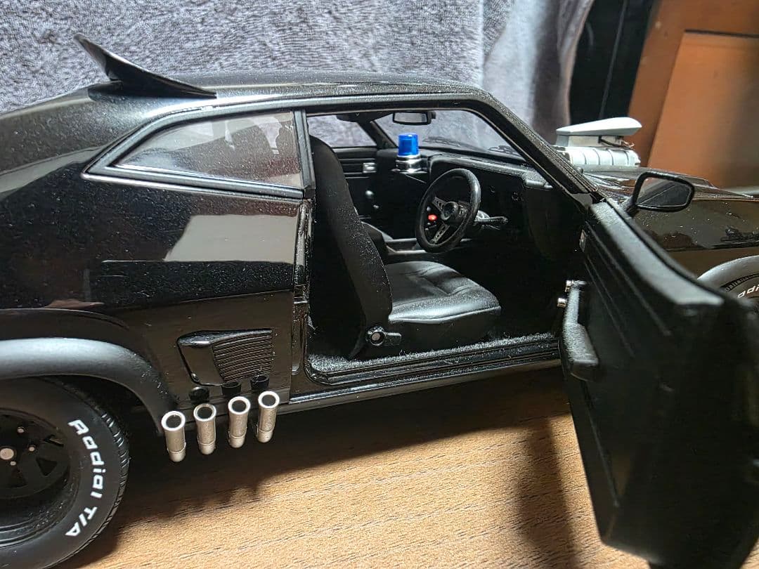 AUTOart製　1/18 フォード ファルコン XB インターセプター