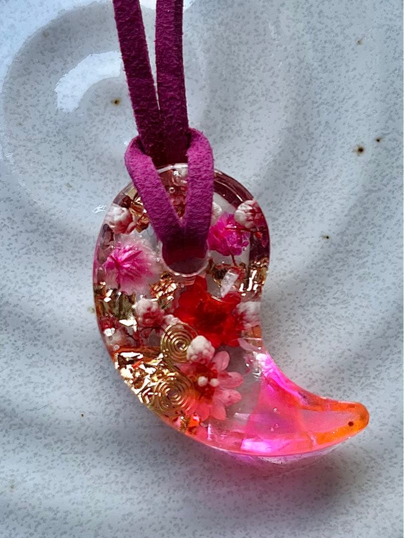 オルゴナイト　勾玉　ペンダント　レジン