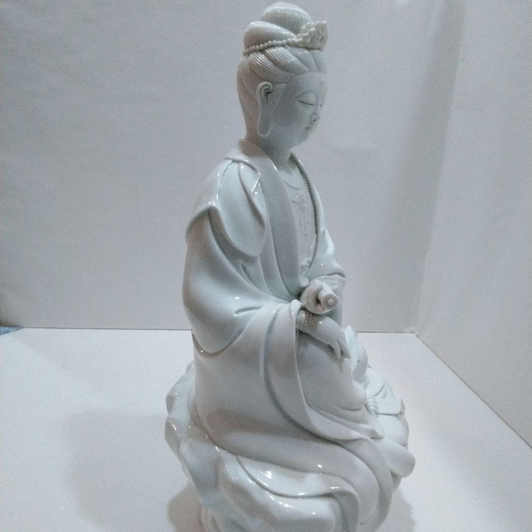 樋渡陶六作　岩座観音　白磁彫　銘窯　肥蝶山　日本工芸会正会員