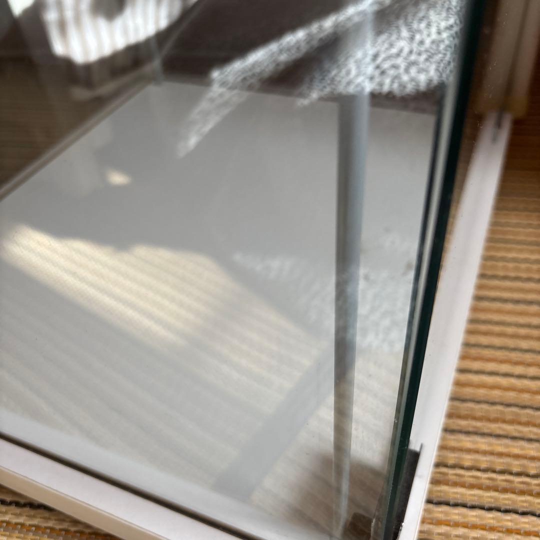 イケヤ　ガラスコレクション棚