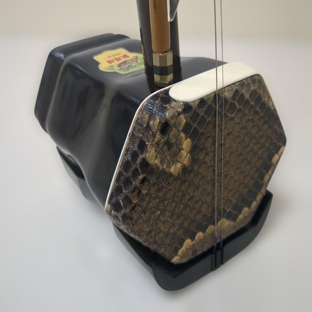 二胡　敦煌牌 上海民族楽器 ケース付き 蛇皮 弦楽器 入門用 六角筒