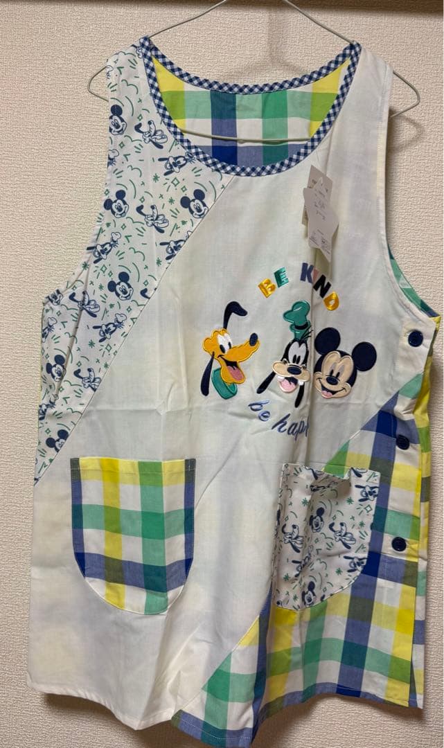 ディズニー　エプロン　新品未使用タグ付き　保育士　介護士　キャラクター　大人