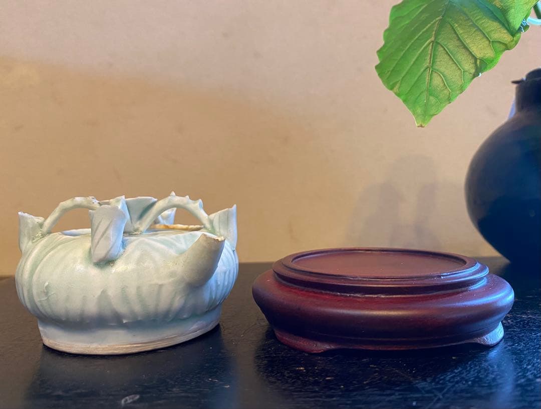 アンティーク・青白磁(影青)・蓮華形　水滴・唐木鑑賞ケース付き•２点セット　レア