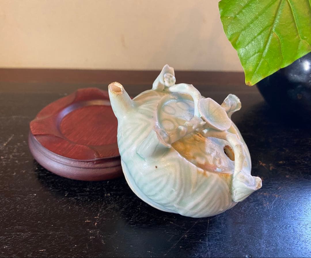 アンティーク・青白磁(影青)・蓮華形　水滴・唐木鑑賞ケース付き•２点セット　レア